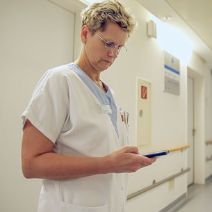 Pflegekraft bei der Nutzung des Fr&uuml;hwarnsystems IntelliVue Guardian​