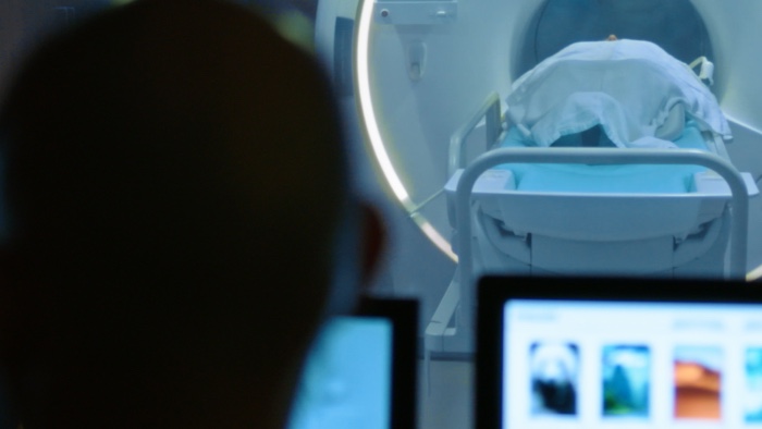 ein Mann, der auf eine Maschine schaut