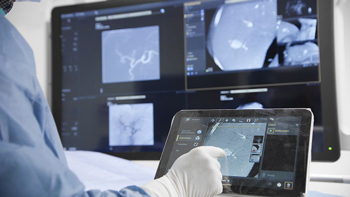 eine Person, die ein Tablet verwendet