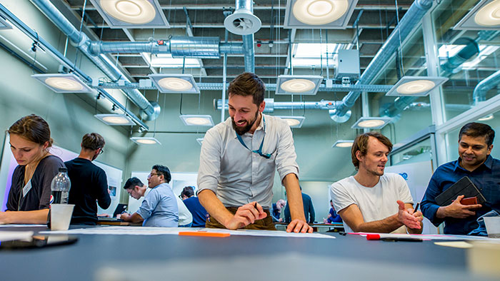 Mitarbeiter entwickeln gemeinsam Strategien f&uuml;r die Herausforderungen in der Gesundheitsversorgung.