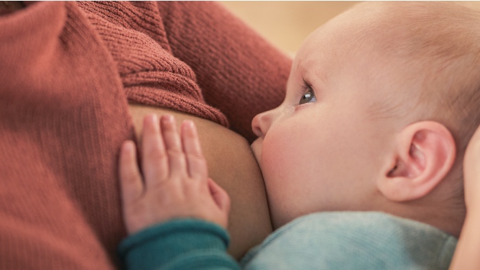 ein Baby, das eine Frau stillt