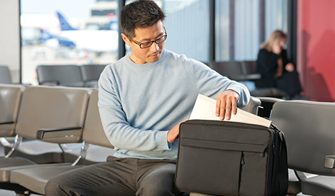 ein Mann, der auf eine Tasche schaut