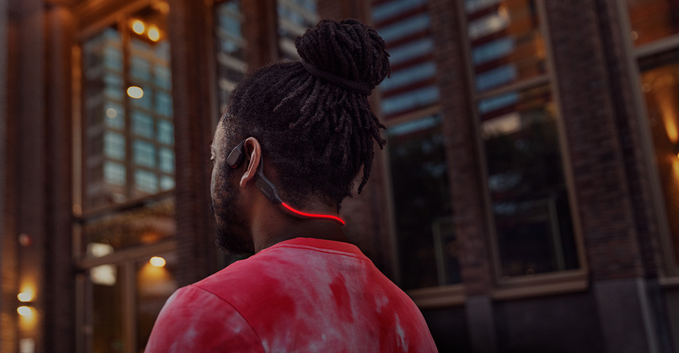 Athlet tr&auml;gt Open-Ear-Kopfh&ouml;rer