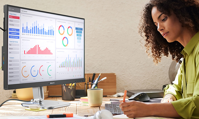 Eine Frau arbeitet mit den TCO Edge-zertifizierten Philips Monitoren.