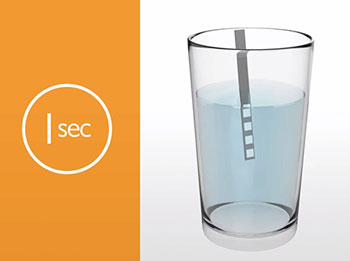 Wasserh&auml;rte-Teststreifen in Wasser