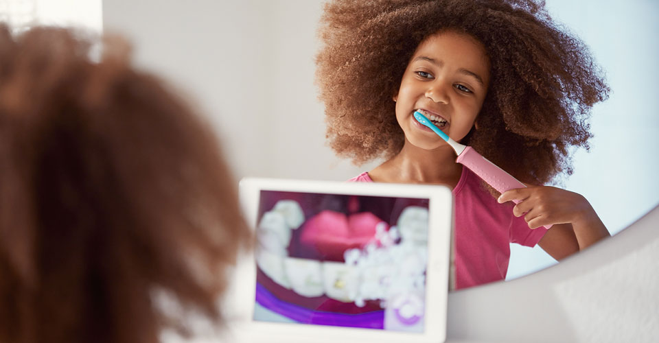 https://philips.dam.aprimo.com/dam/contentitems/90d71e29ad50475385e0aab10121c2e9  Image alt text: Kleines Kind, das mit der Philips Sonicare For Kids und der App die richtige Putztechnik &uuml;bt.