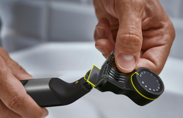 Ein Kamm mit 20 Längeneinstellungen wird an der Klinge des OneBlade befestigt.