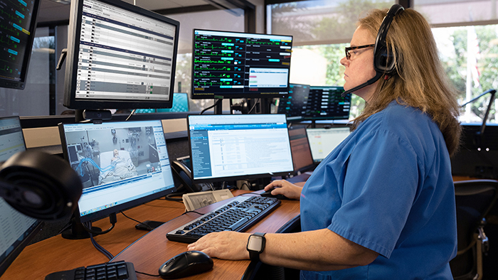 Frauen, die die Digitalisierungsumgebung &uuml;berpr&uuml;fen