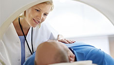 Eine &Auml;rztin bei der Beurteilung von Patientendaten
