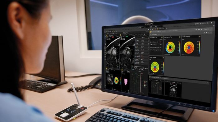 &Auml;rzte, die sich einen Diagnosebericht ansehen