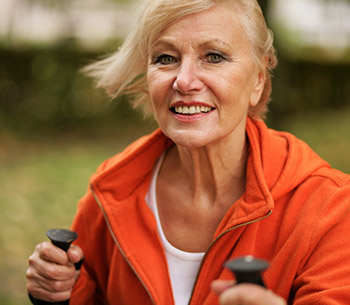 Detailaufnahme einer Frau, die sich im Freien sportlich bet&auml;tigt