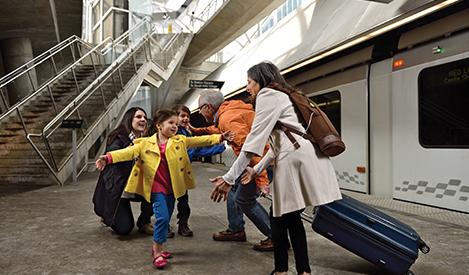 Begr&uuml;&szlig;ung einer Familie am Bahnhof, Frauen mit dem SimplyGo Mini