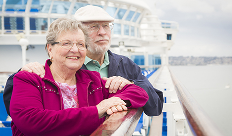 Ein Paar genie&szlig;t seine Reise auf einem Kreuzfahrtschiff