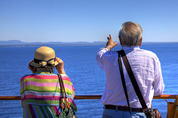 Ein Paar blickt von einem Schiff &uuml;ber das Meer