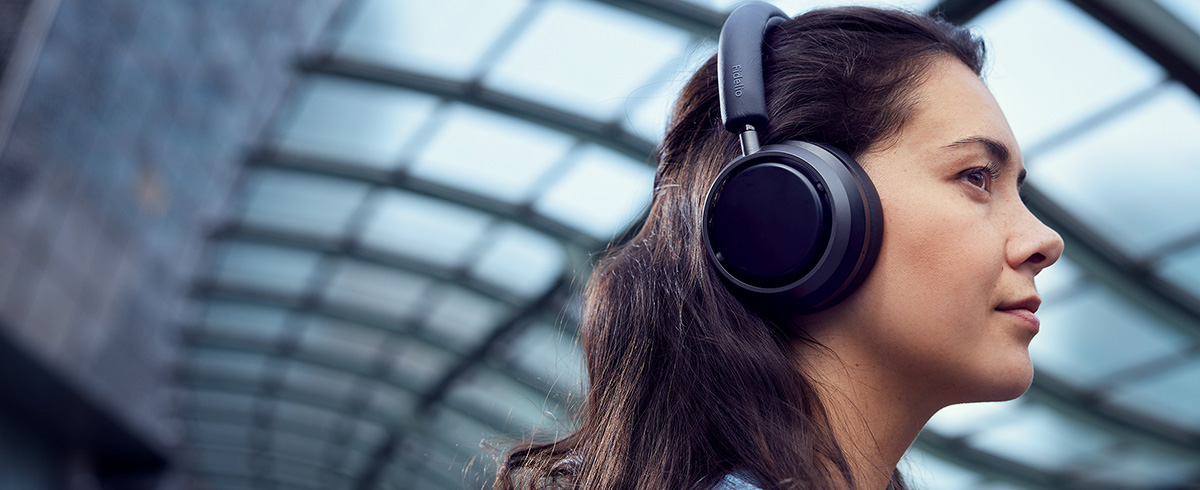 Frau tr&auml;gt am Strand Philips True Wireless Sportkopfh&ouml;rer