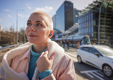 Frau genie&szlig;t drau&szlig;en mit den True-Wireless-Kopfh&ouml;rern T3508 von Philips