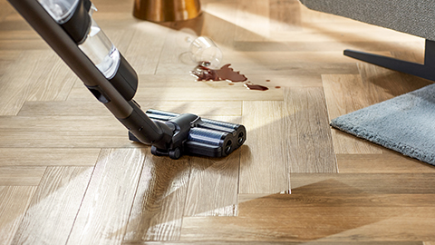 Der kabellose Philips AquaTrio Nass- und Trockensauger 9000 Series entfernt mehr nassen und trockenen Schmutz
