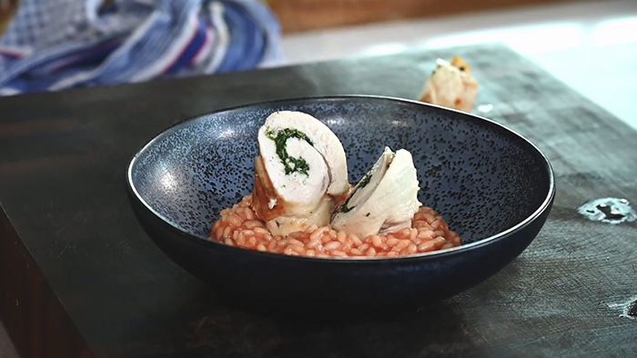 Kr&auml;uter-H&uuml;hnchen im Airfryer zubereitet, serviert mit Tomatenrisotto